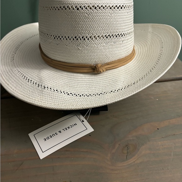 This hat has never been worn. It still has the tags attached. - Picture 4 of 4